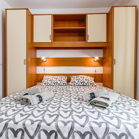 Sunshine Apartments Funtana With Balcony And Sea View エクステリア 写真