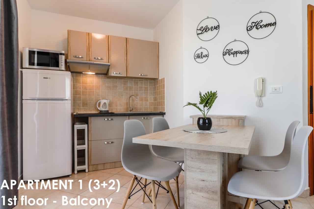 Sunshine Apartments Funtana With Balcony And Sea View エクステリア 写真