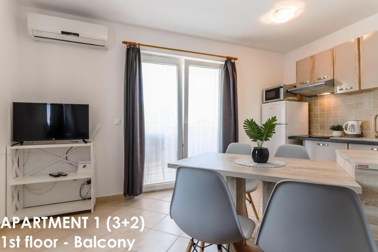 Sunshine Apartments Funtana With Balcony And Sea View エクステリア 写真